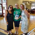 Twin Horseshoes Duo of Daisy Mae Hamelinck & Katherine Krige with a fan.